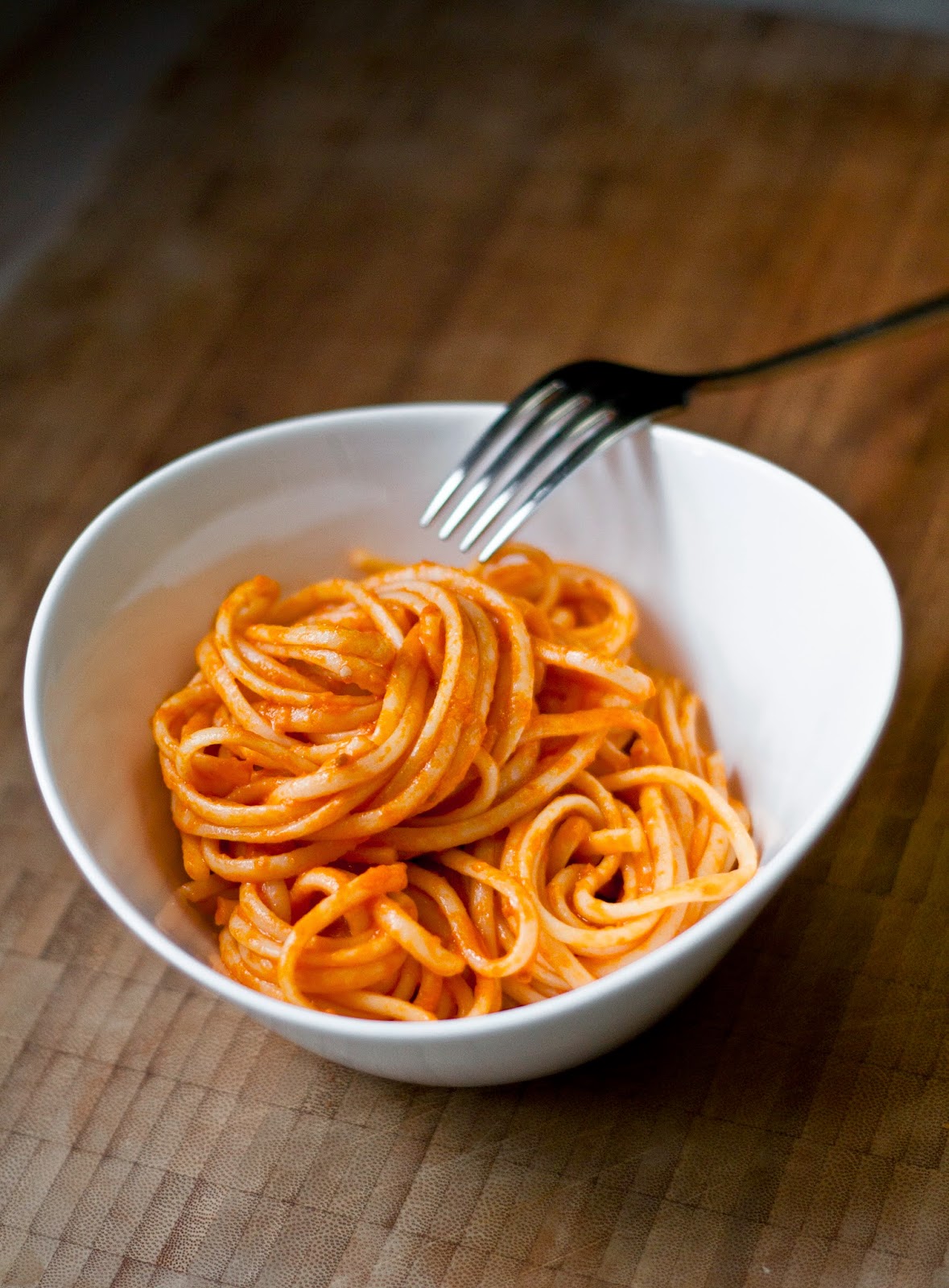 Beste Tomatensauce aus Dosentomaten vom Michelin Sternekoch © Kateryna Kogan