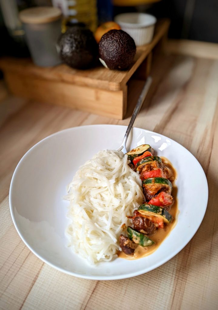 Indonesisches Rezept von Marley Spoon – Gemüsespieße mit Sataysauce und Reisnudeln