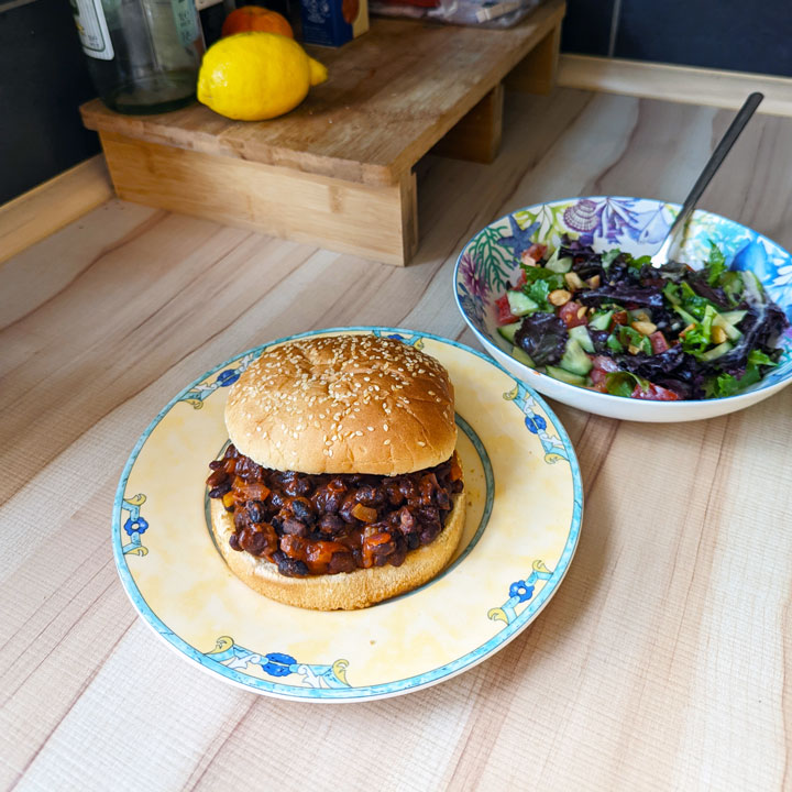Sloppy Joe Rezept: Veganer Burger von Marley Spoon mit schwarzen Bohnen, roten Zwiebeln und Sellerie.
